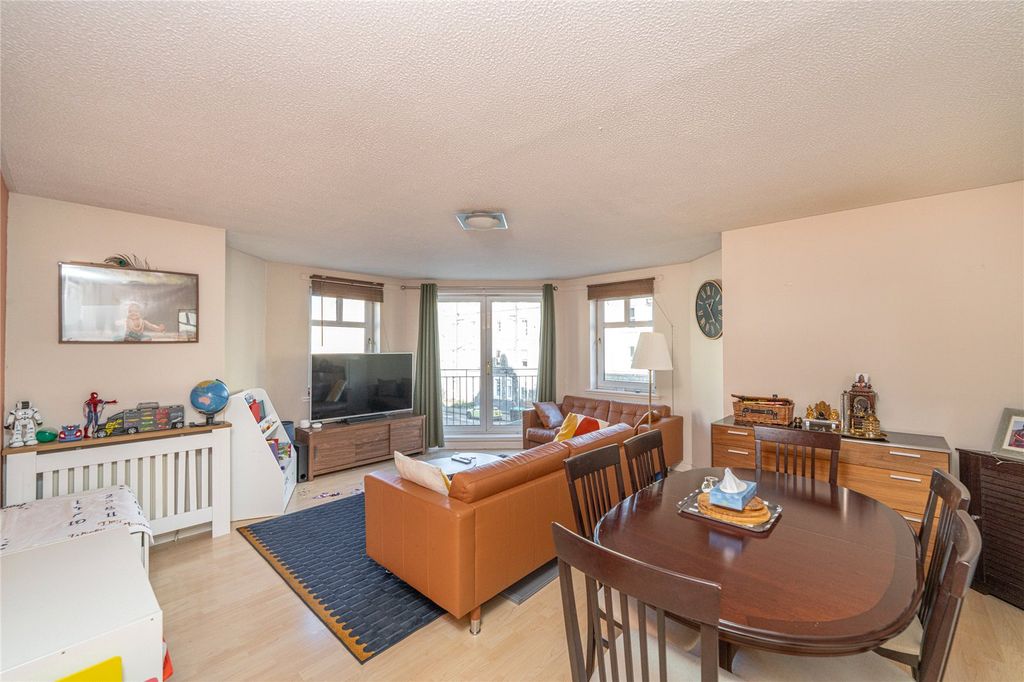 Property photo 2 of 24 Lounge