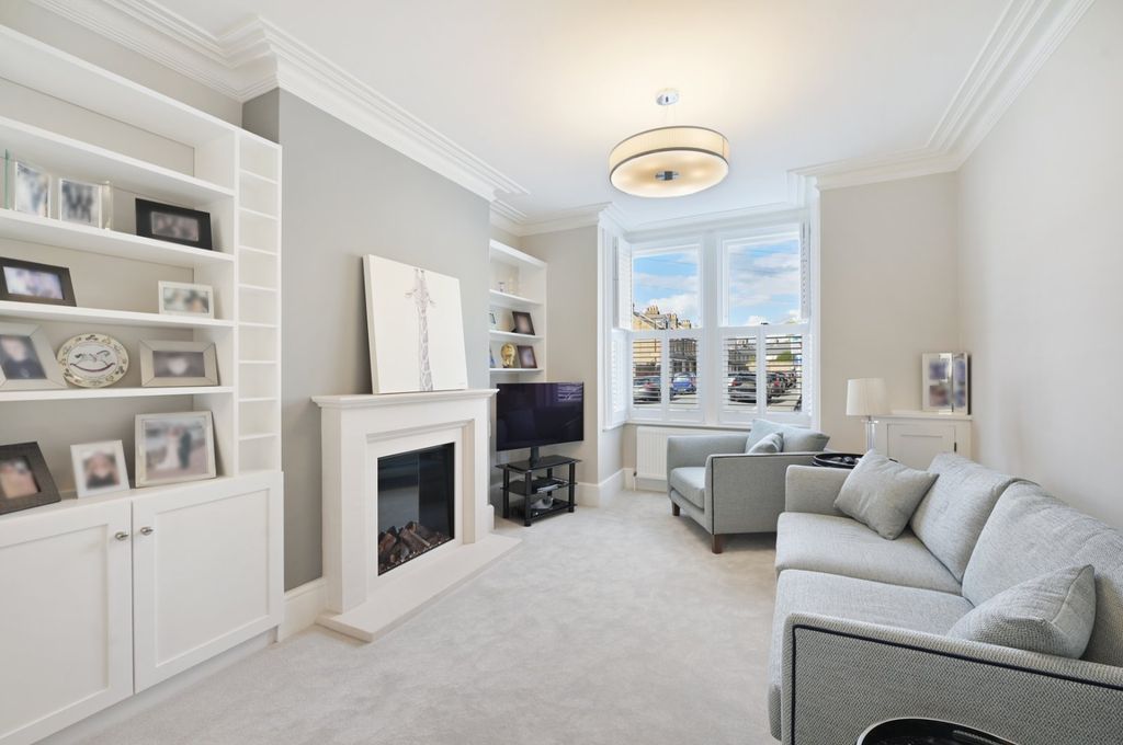 Property photo 2 of 20 Sitting Room