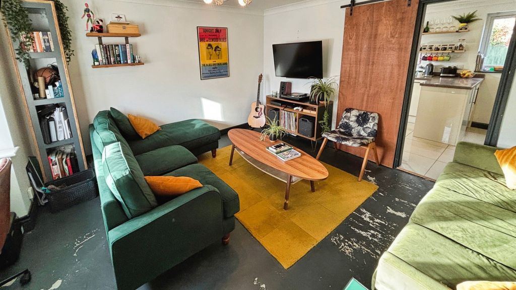 Property photo 3 of 12 Lounge