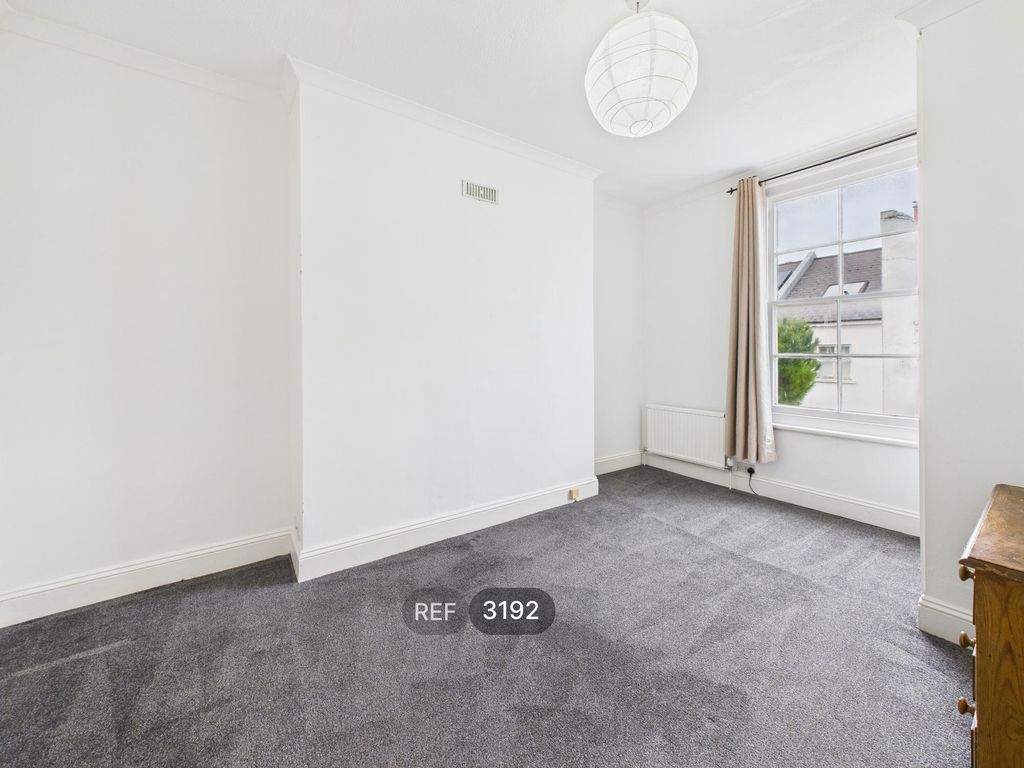 Property photo 3 of 18 Living Room