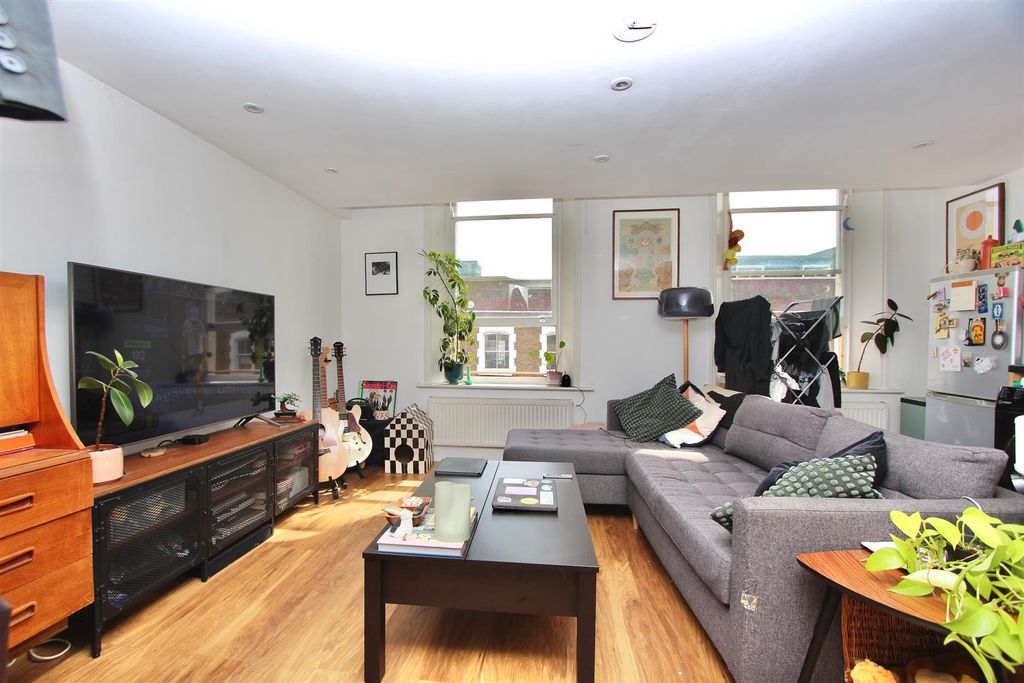Property photo 3 of 12 Stoke Newington High Street, N16