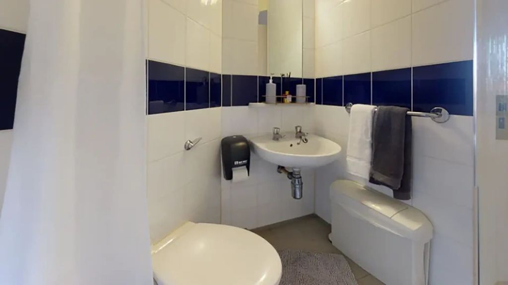Property photo 2 of 6 Bathroom