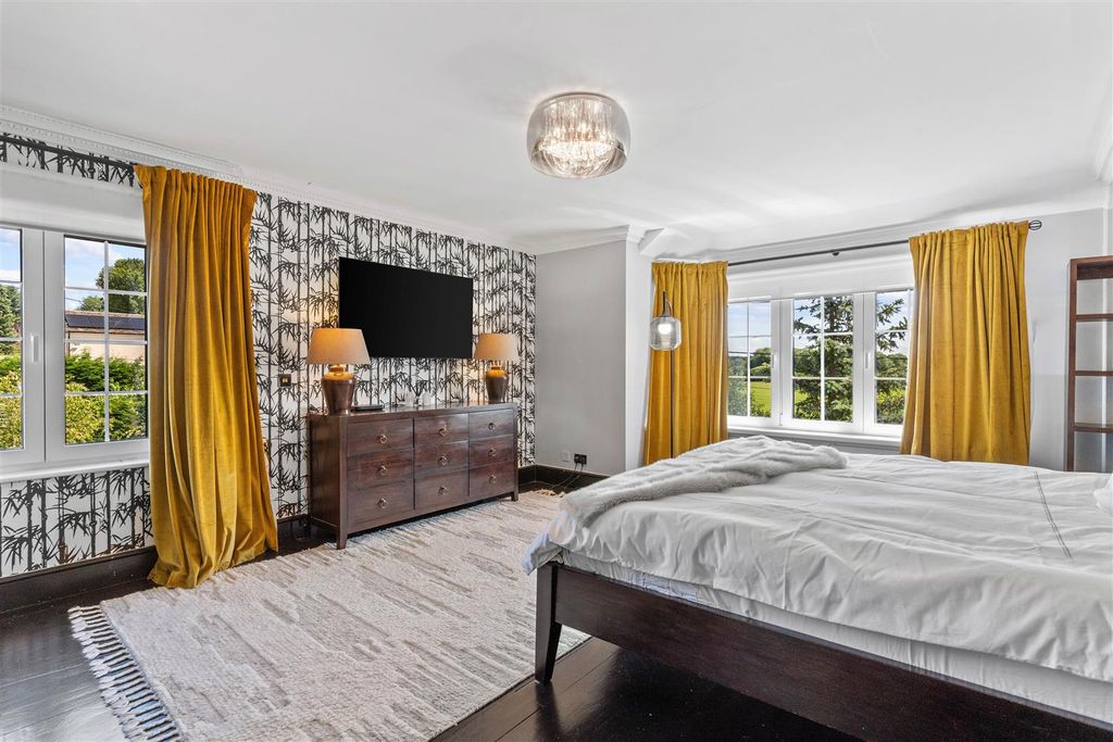 Property photo 3 of 94 Mimram View 1.Jpg