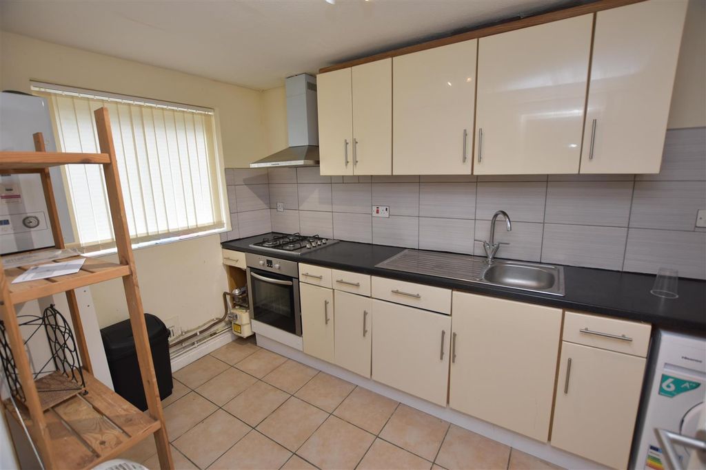Property photo 3 of 7 Approach