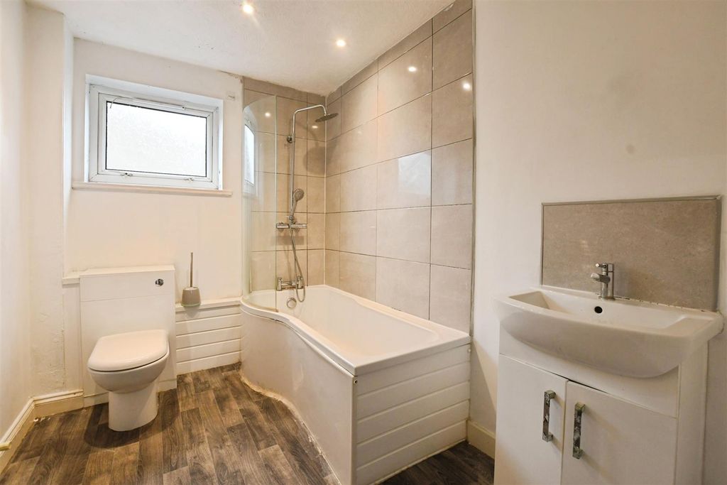 Property photo 2 of 17 Bathroom