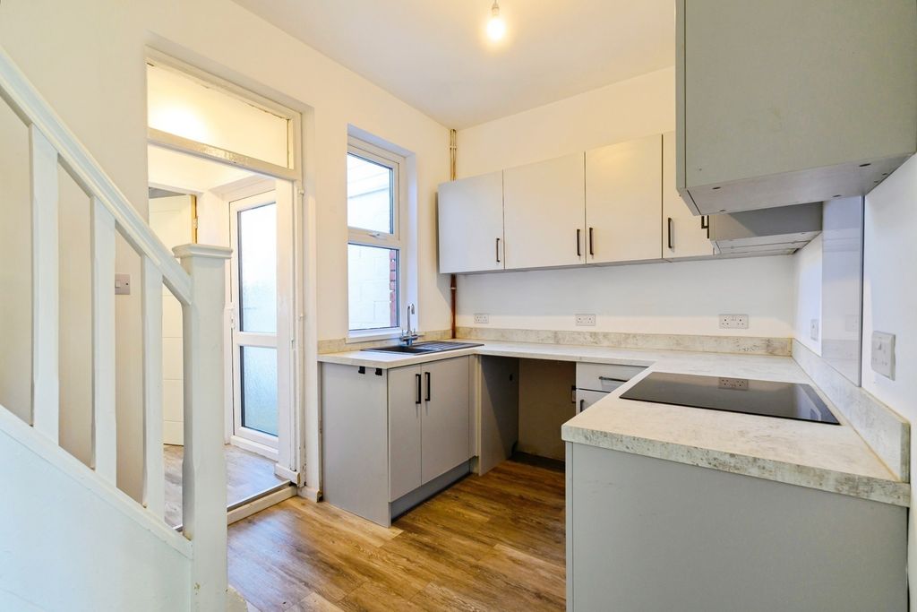 Property photo 3 of 8 Kitchen