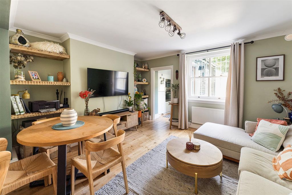 Property photo 2 of 18 Amhurst Road, E8