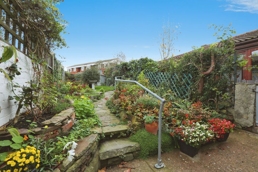 Property photo 3 of 17