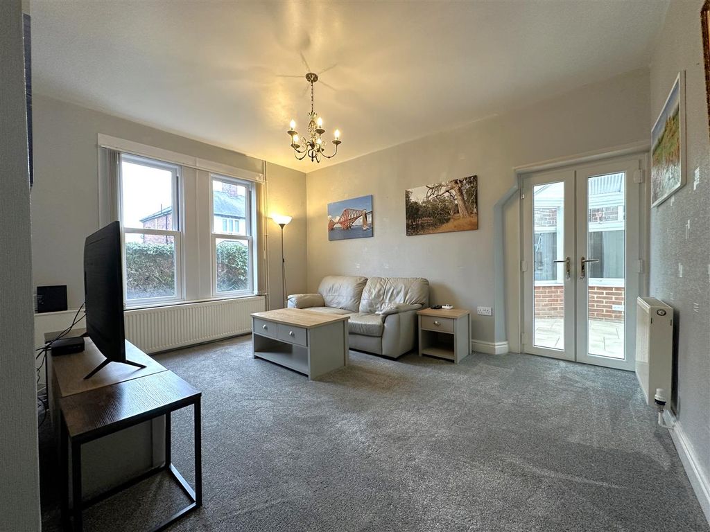 Property photo 2 of 21 Generous Lounge 997