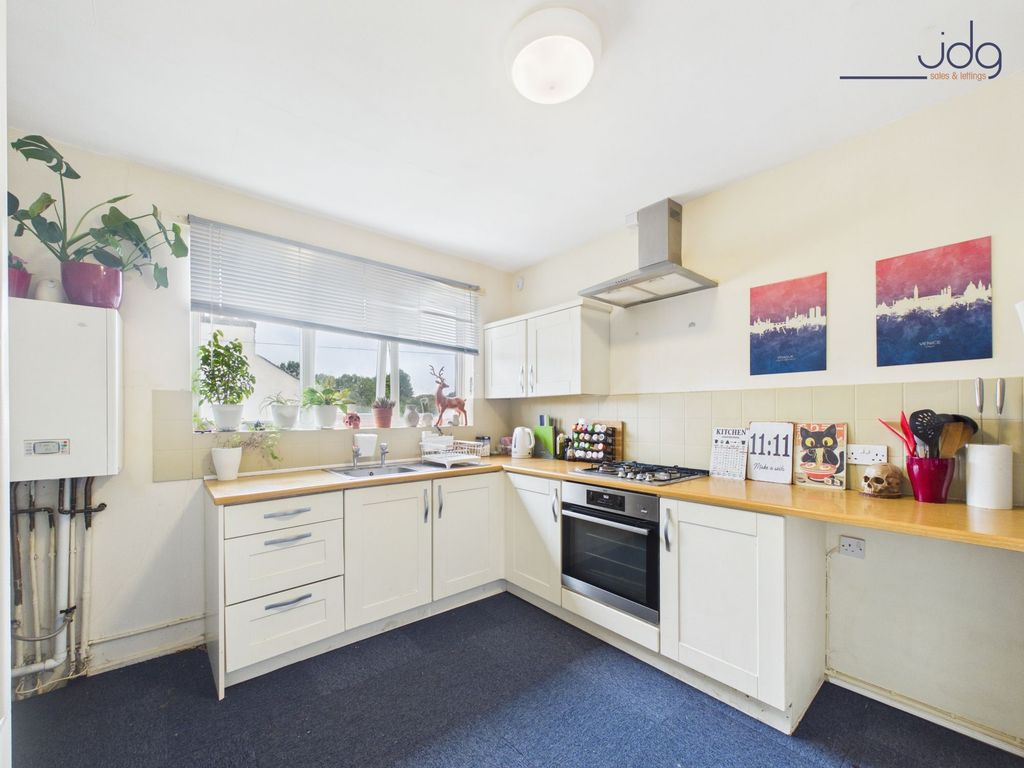 Property photo 2 of 10 Kitchen