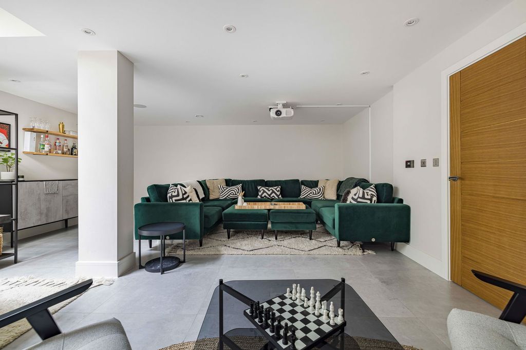 Property photo 3 of 32