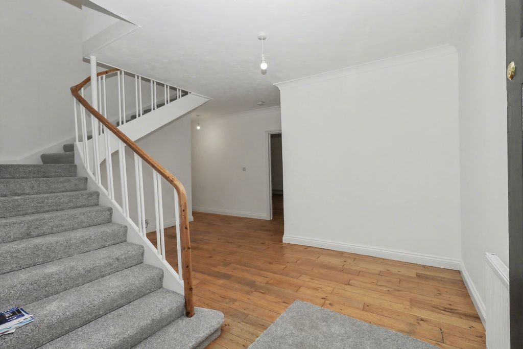 Property photo 2 of 18 Entrance Hall