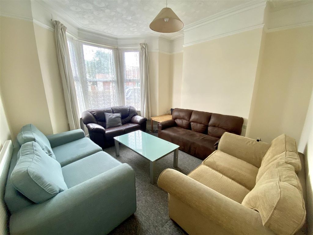 Property photo 1 of 15 Lounge