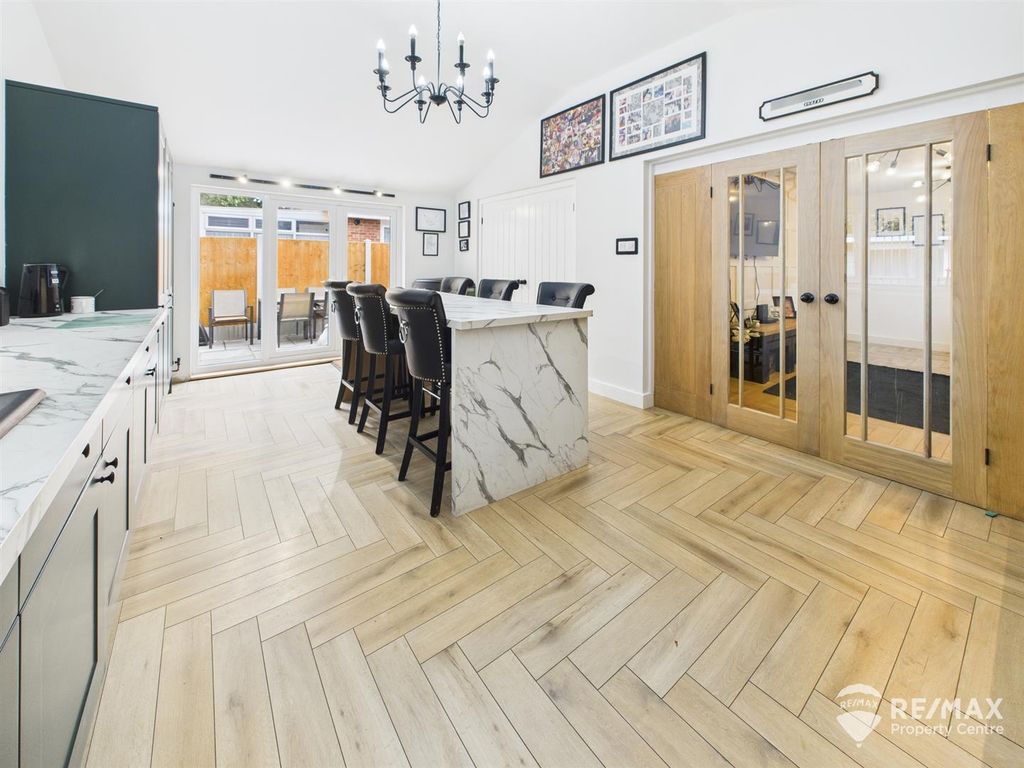 Property photo 2 of 18 Cam02842G0-Pr0279-Still030.Jpg