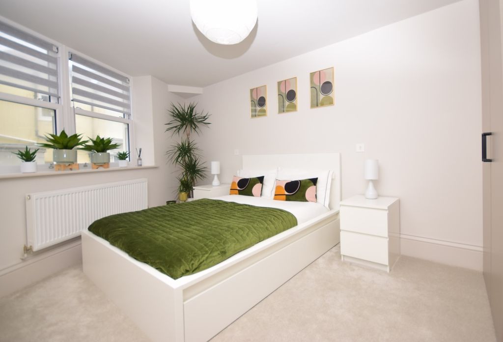 Property photo 3 of 9 Royal Bed 1