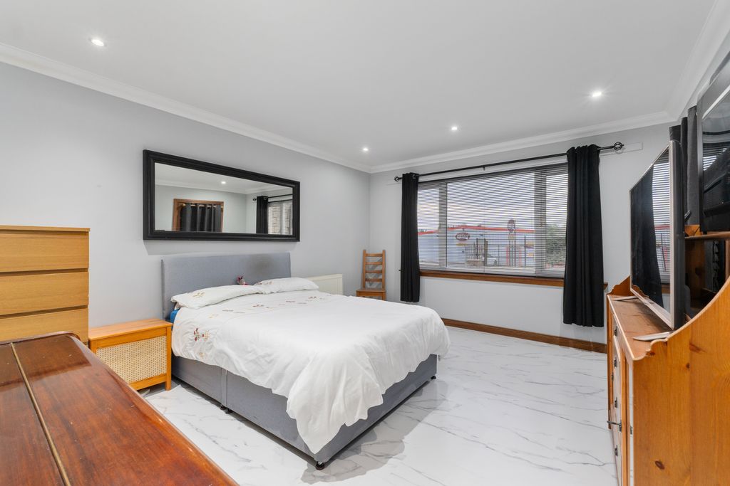 Property photo 3 of 20 4 Baton Road 18