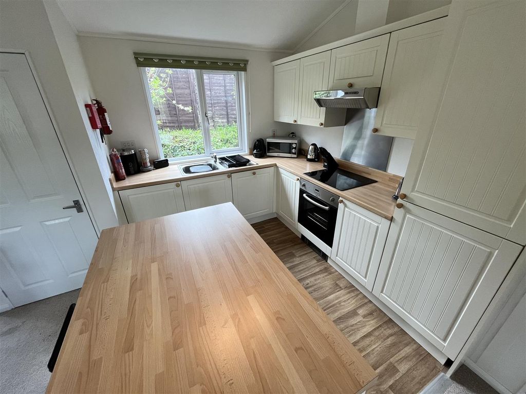 Property photo 3 of 15 Kitchen.Jpg