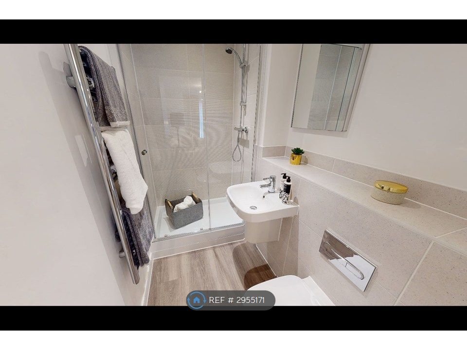 Property photo 3 of 21 Master Ensuite