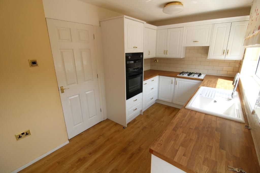 Property photo 3 of 17 Kitchen
