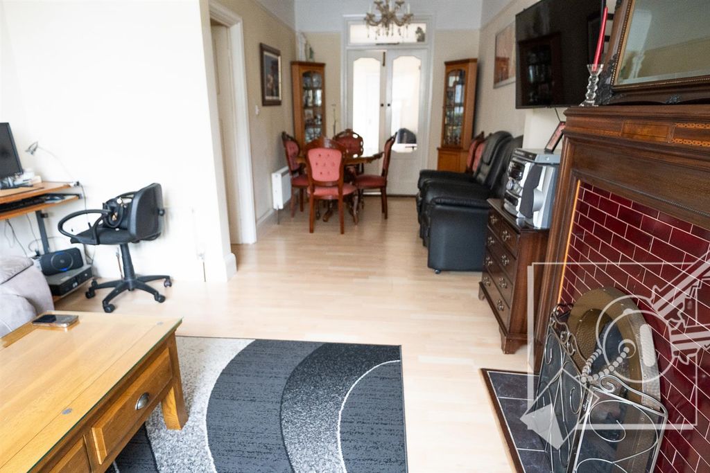 Property photo 3 of 25 Lounge/Diner