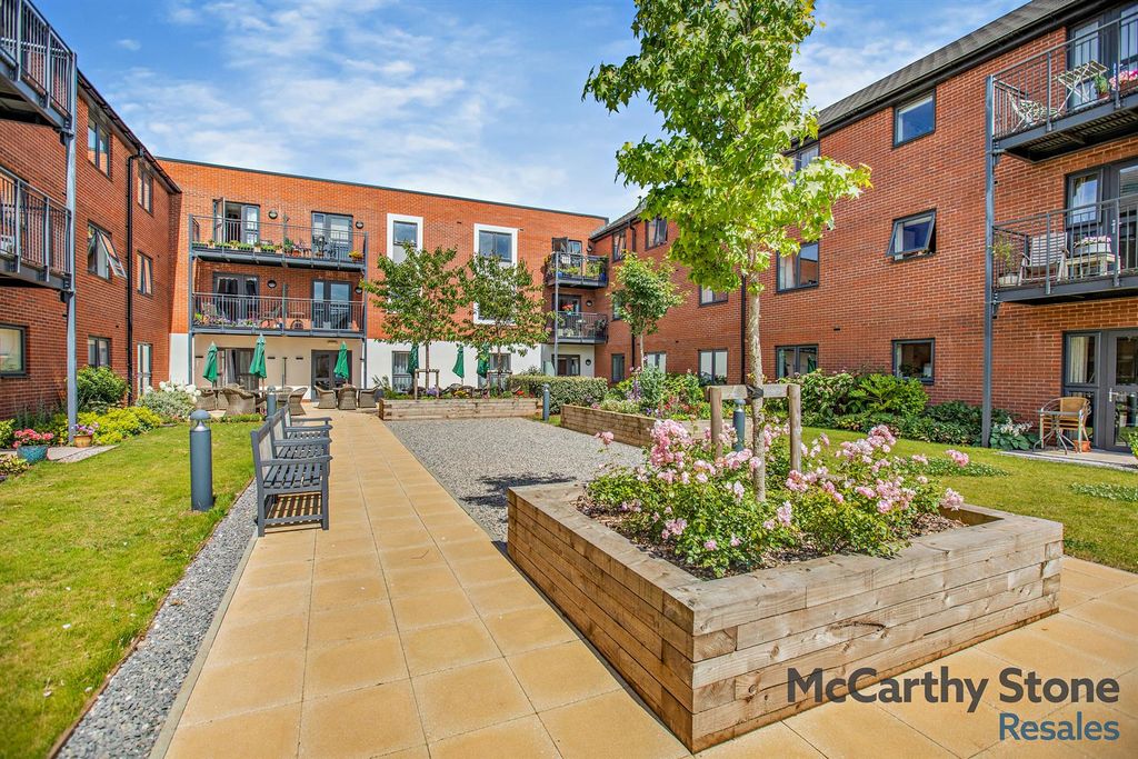Property photo 1 of 18 Communal Gardens