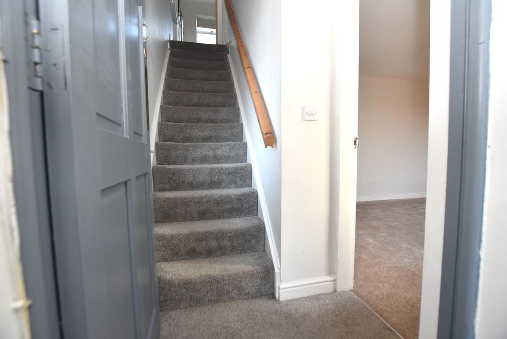 Property photo 3 of 15 Entrance Way.Jpg