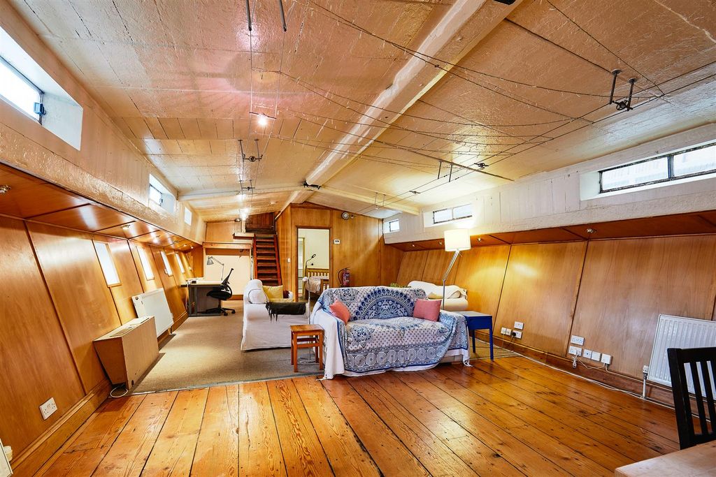 Property photo 2 of 31