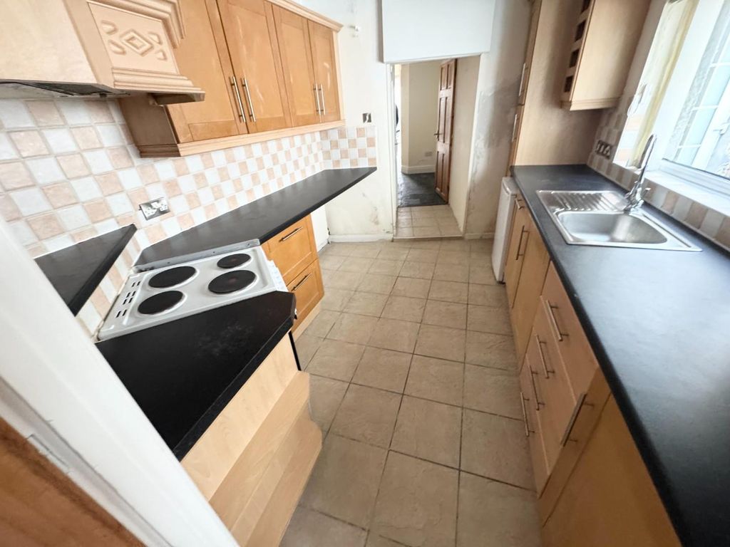 Property photo 3 of 9 Kitchen
