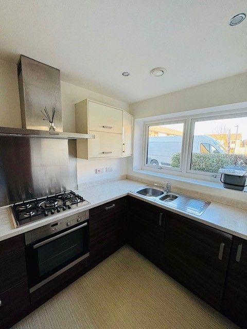 Property photo 3 of 10 Kitchen