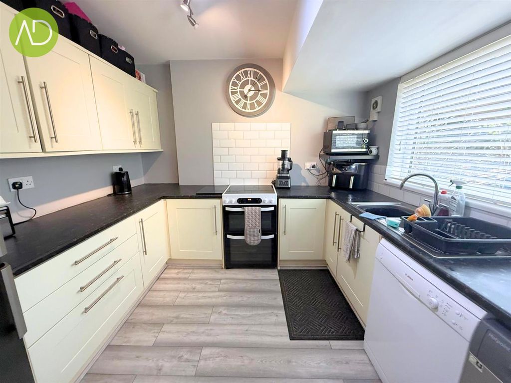 Property photo 2 of 11 14.Png