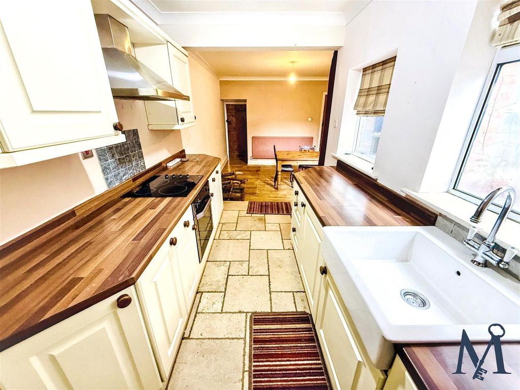 Property photo 3 of 23 Kitchen