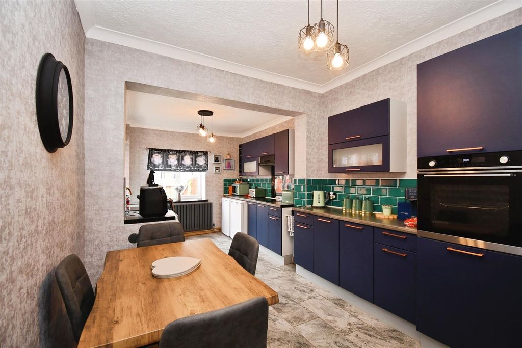 Property photo 3 of 18 Kitchen