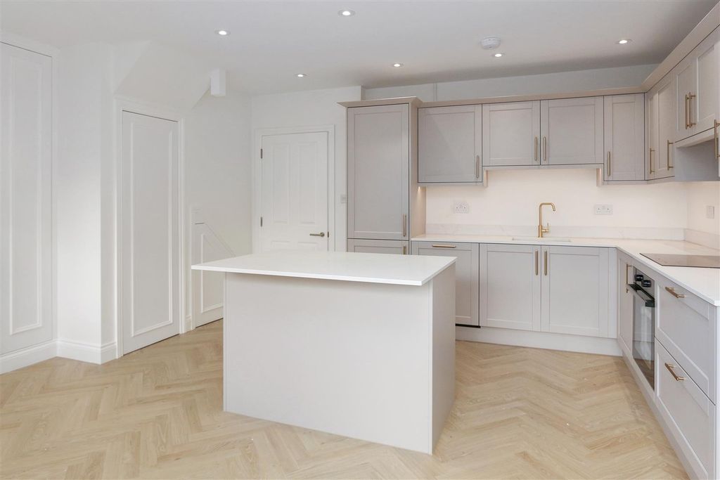 Property photo 3 of 10 Rt_Wt_Bxh_T_Job168_110 Howard Road New_24_30102025