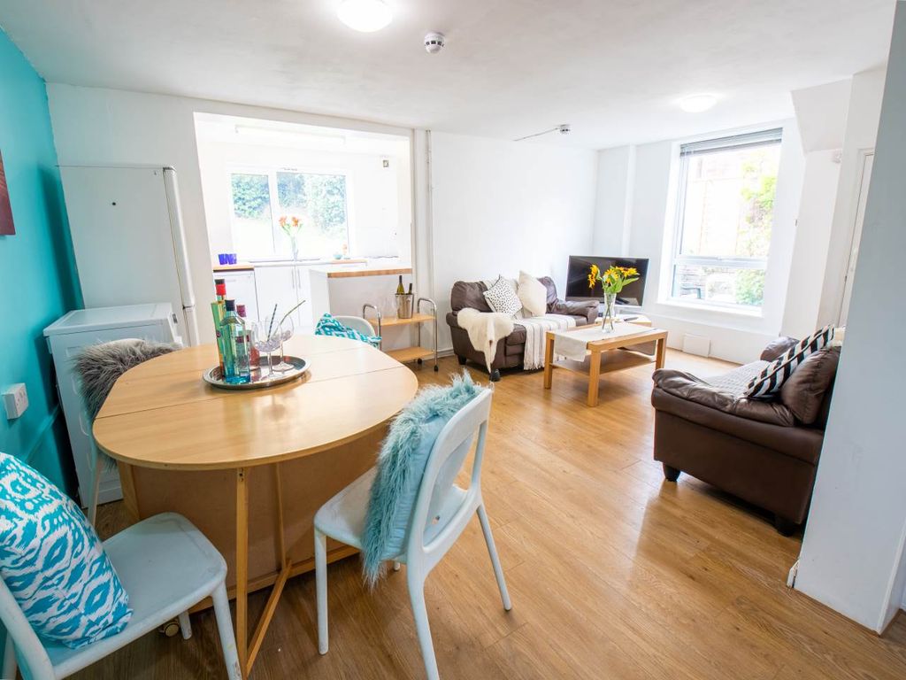 Property photo 1 of 18 Living Room