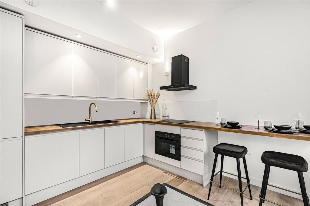 Property photo 3 of 18 Kitchen