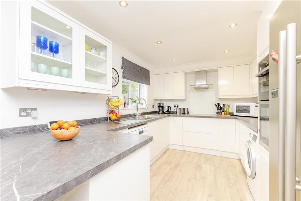 Property photo 3 of 10 Kitchen