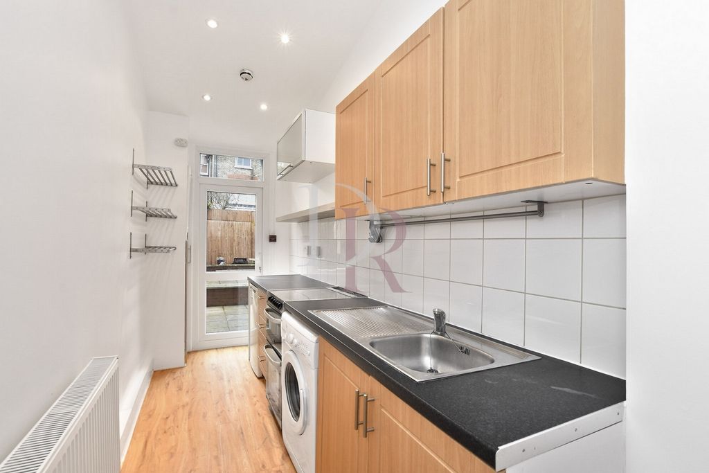 Property photo 3 of 8 Kitchen