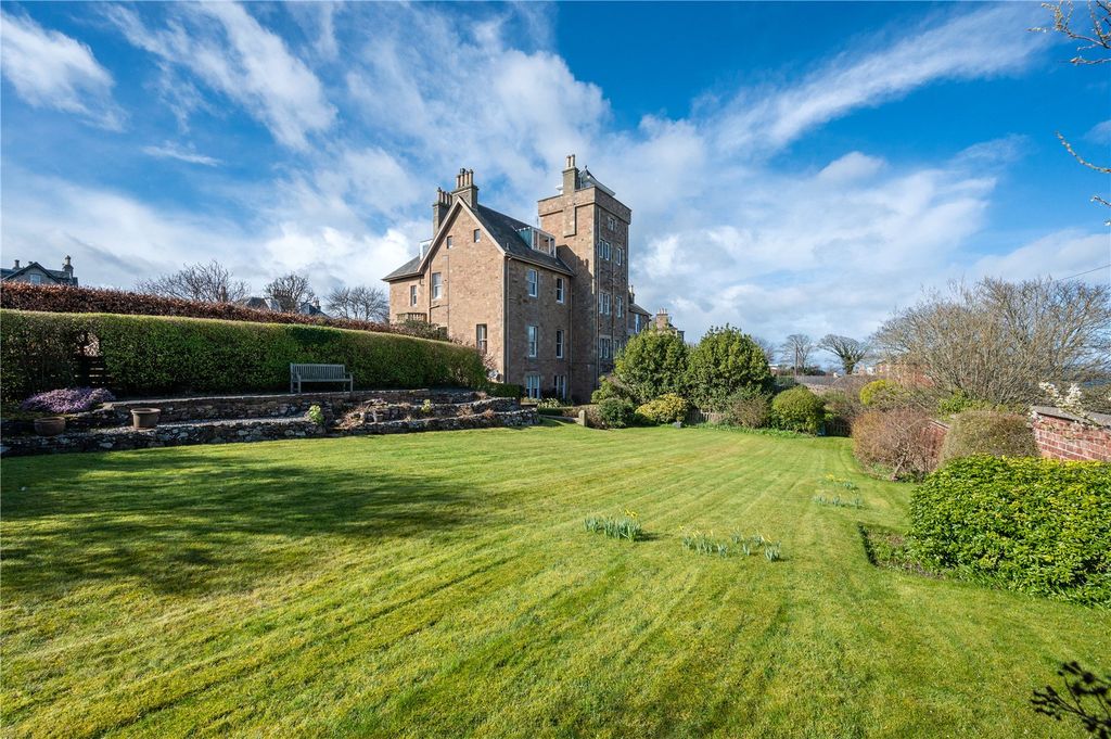 Property photo 2 of 27 Garden