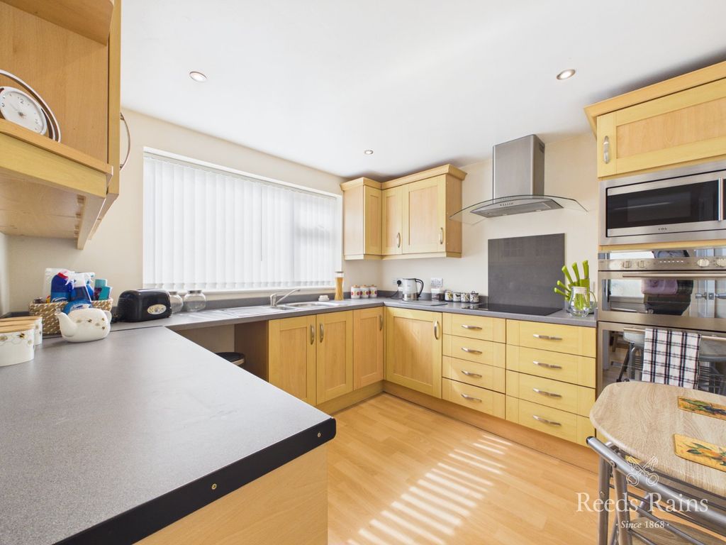 Property photo 3 of 17 Kitchen