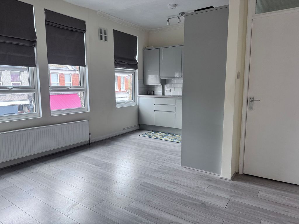 Property photo 3 of 5 Kitchen/Reception