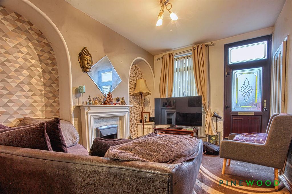 Property photo 2 of 11 Lounge