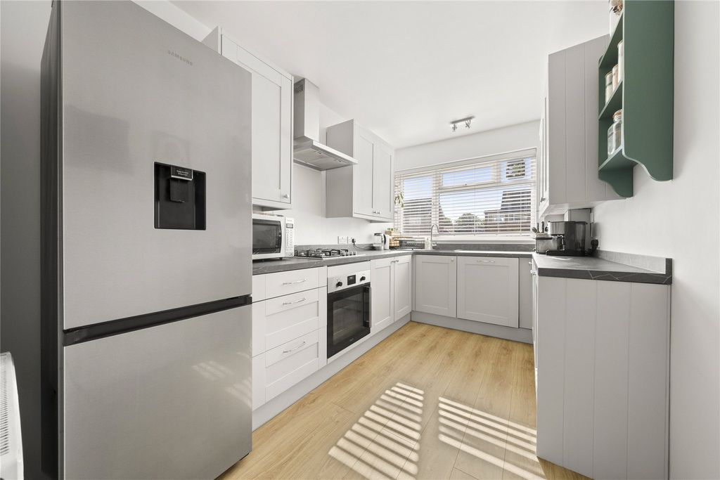 Property photo 3 of 10 Kitchen