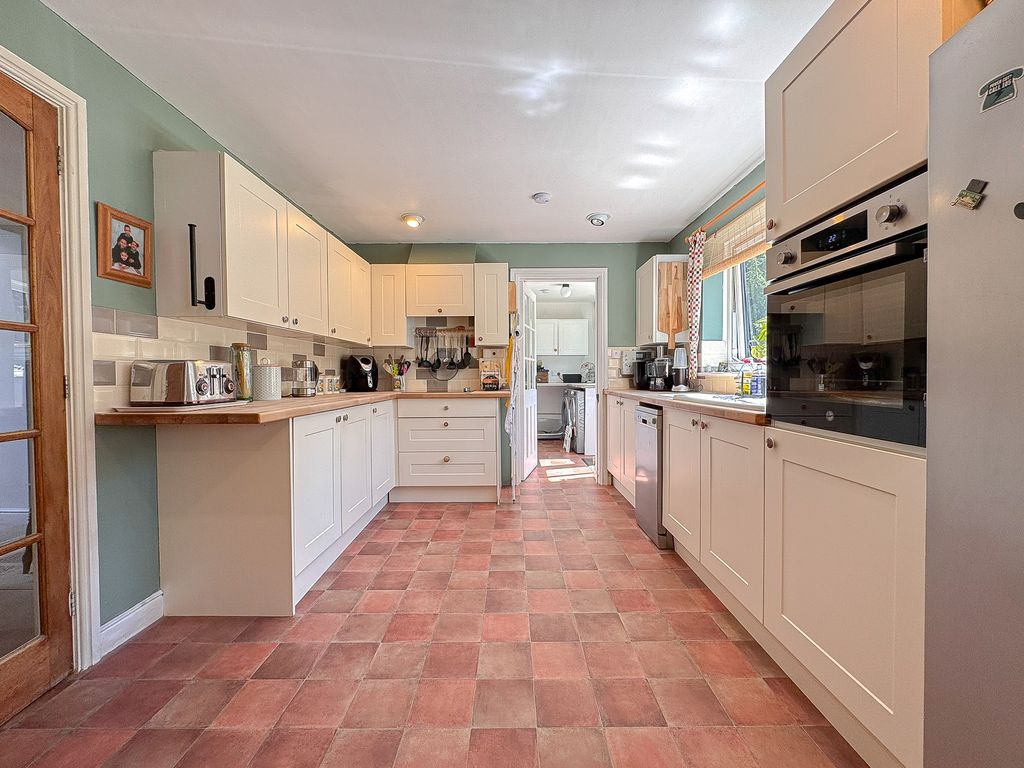 Property photo 3 of 23 Kitchen