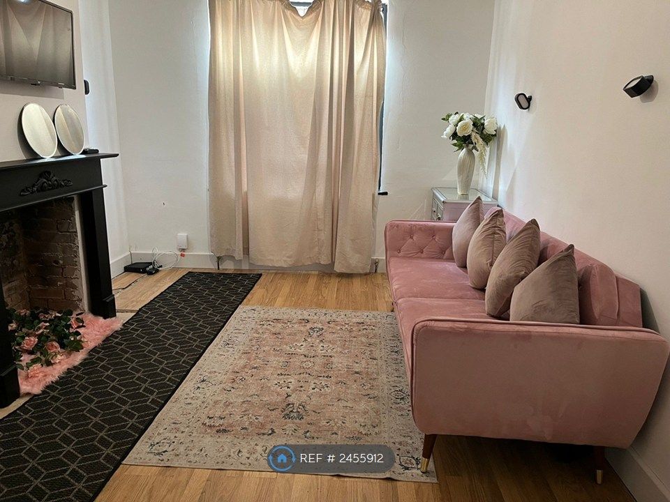 Property photo 1 of 11 Living Room