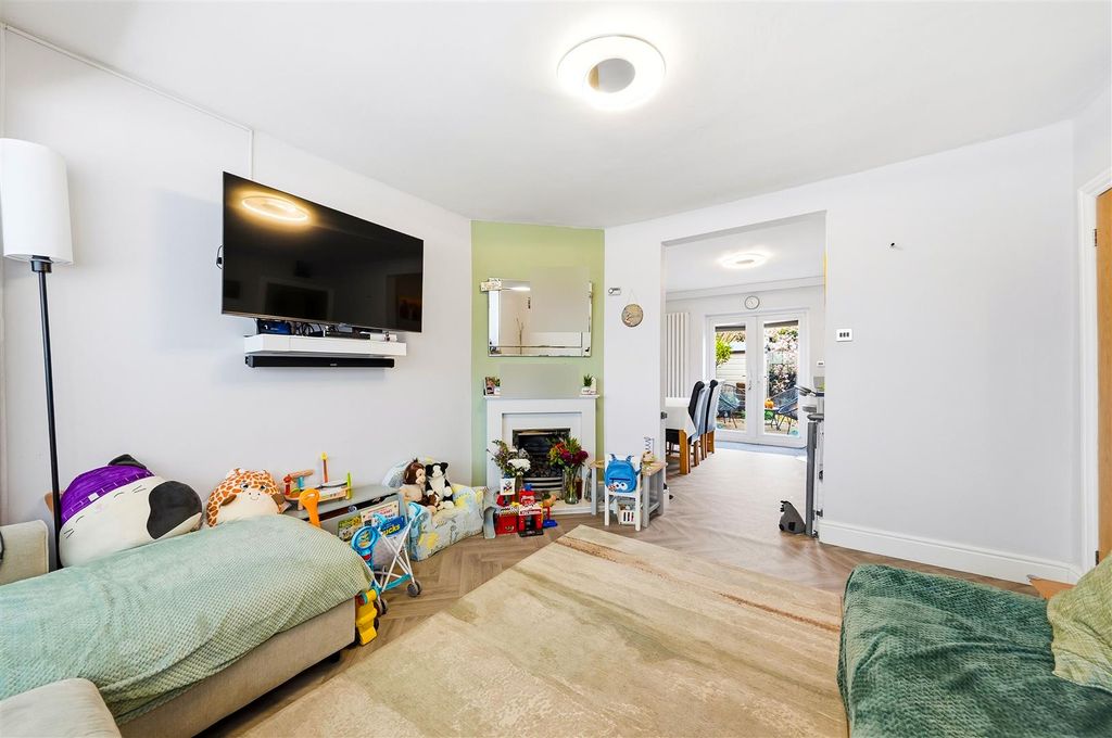 Property photo 3 of 21 Lounge