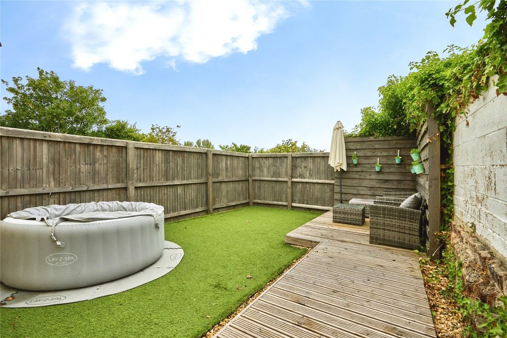 Property photo 2 of 17 Picture No. 32