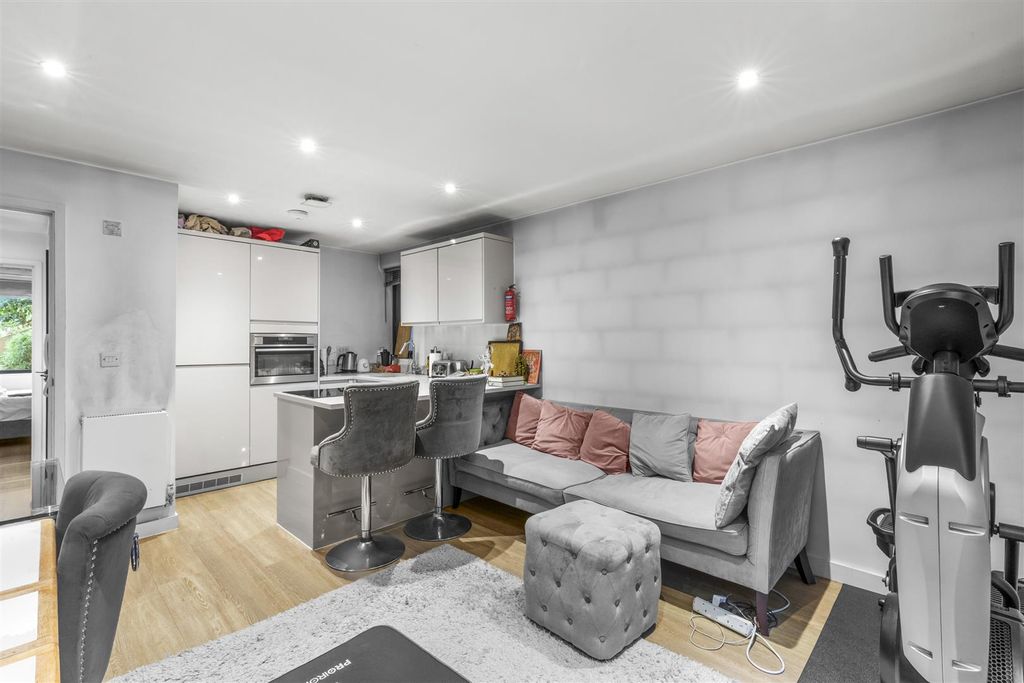 Property photo 2 of 12 Lincoln House, Brookfield Rd-7.Jpg