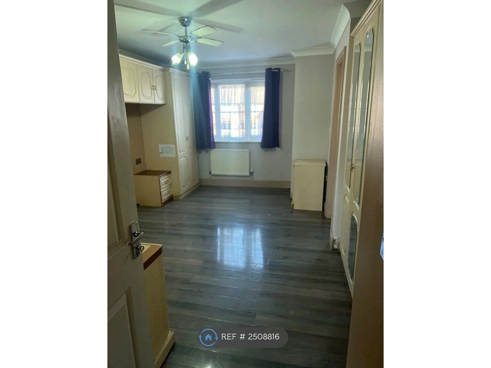 Property photo 3 of 14 Master Bedroom Pic 2