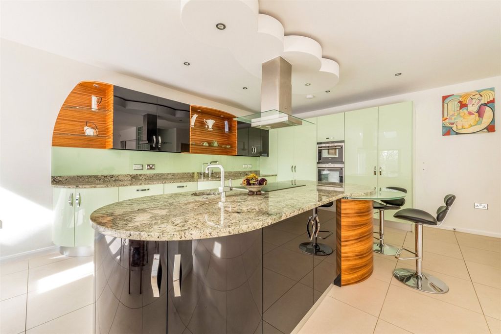 Property photo 3 of 32 Kitchen