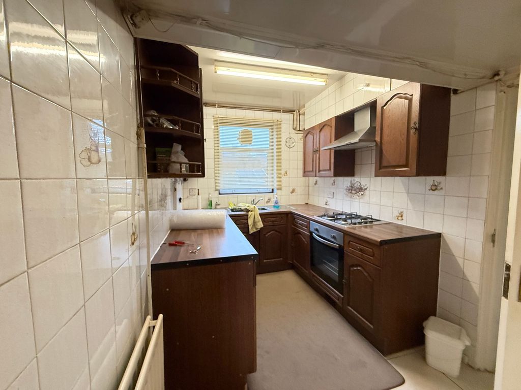 Property photo 3 of 10 Kitchen